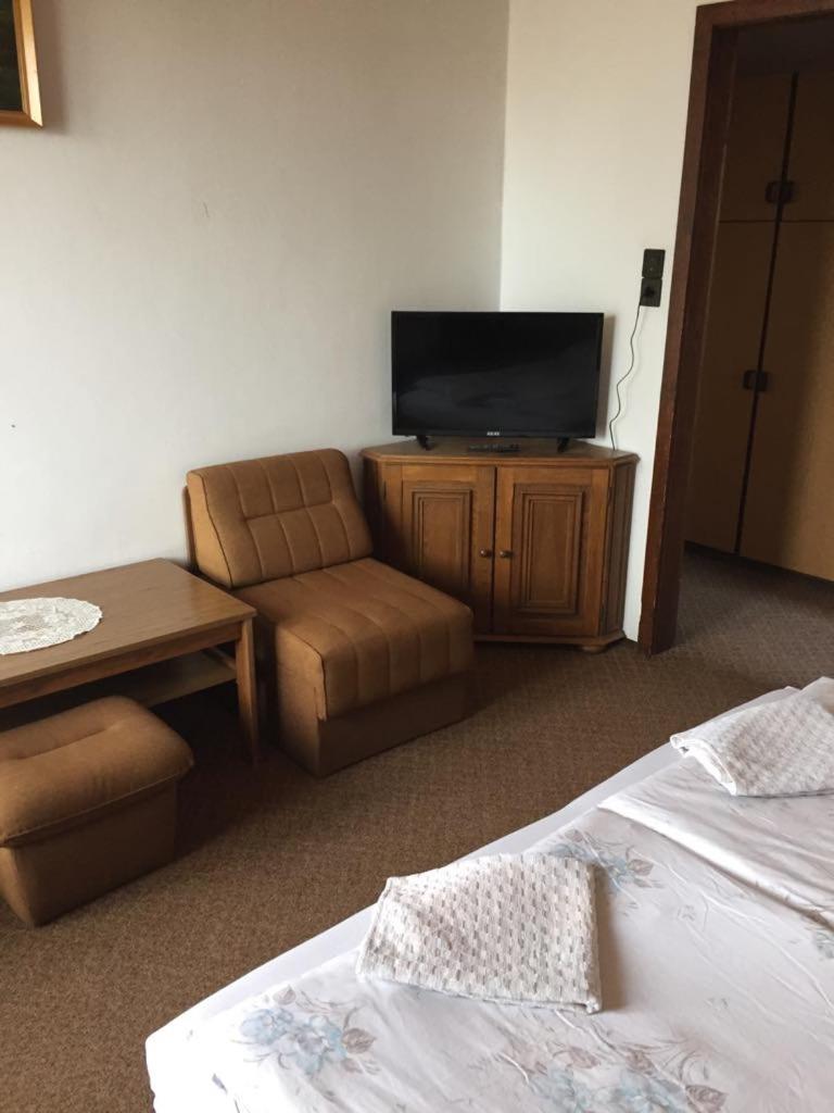 Ilona Panzio Hotel Balatonlelle Buitenkant foto