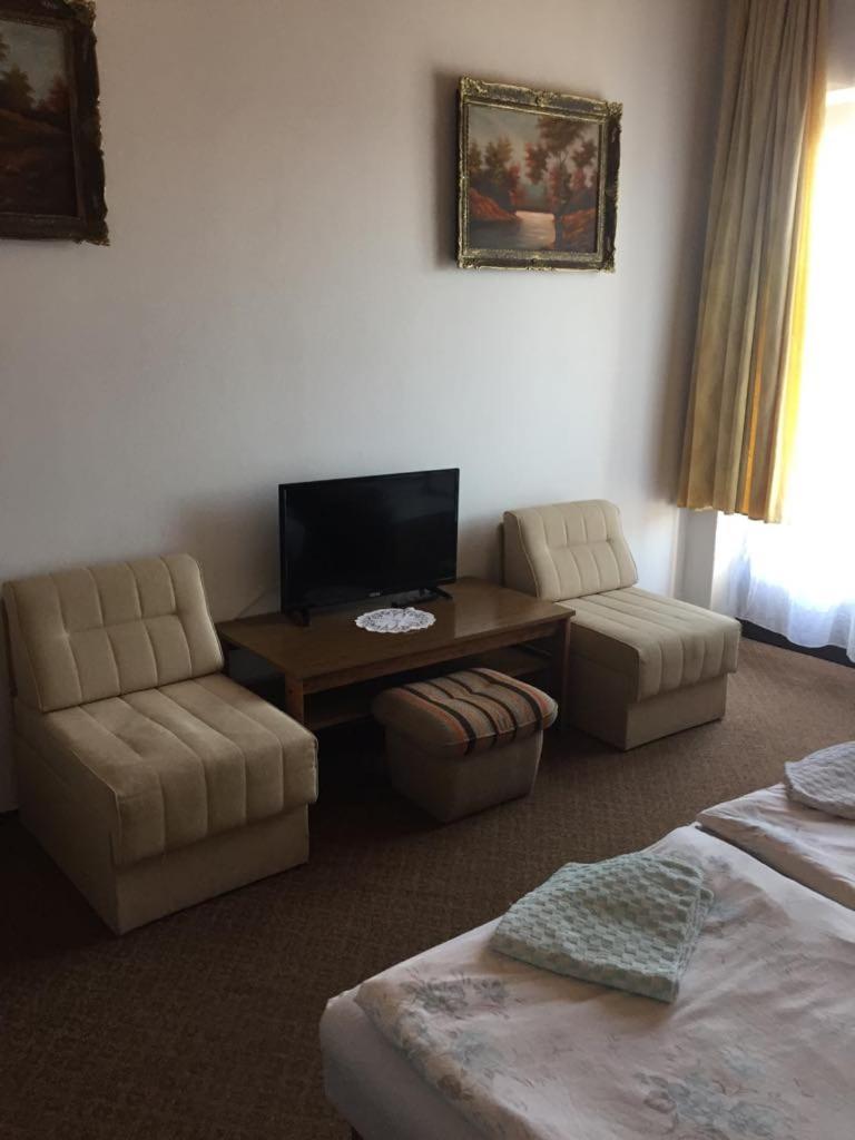 Ilona Panzio Hotel Balatonlelle Buitenkant foto