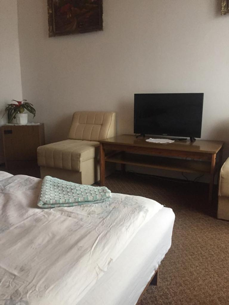 Ilona Panzio Hotel Balatonlelle Buitenkant foto